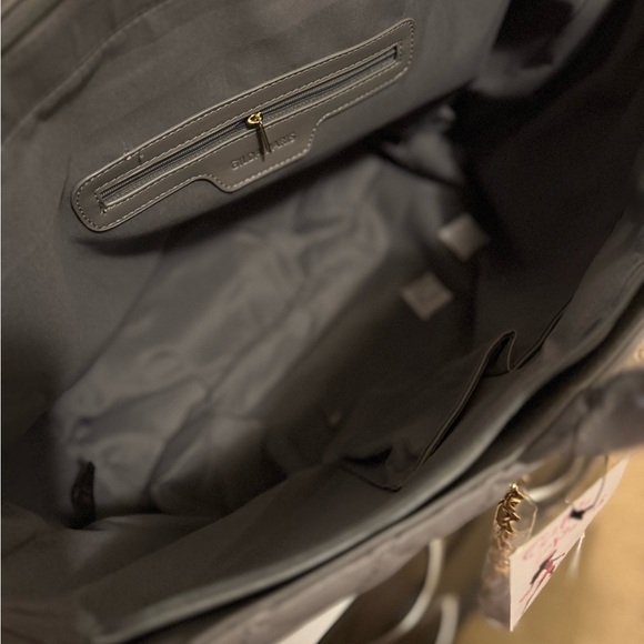 NWT Gilda Paris tote in Grey. Large capacity. Quilted
Pattern. - Picture 4 of 6